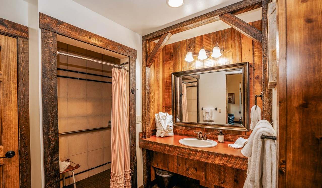 Rendezvous Cabin #1- Private King with Ensuite Bathroom