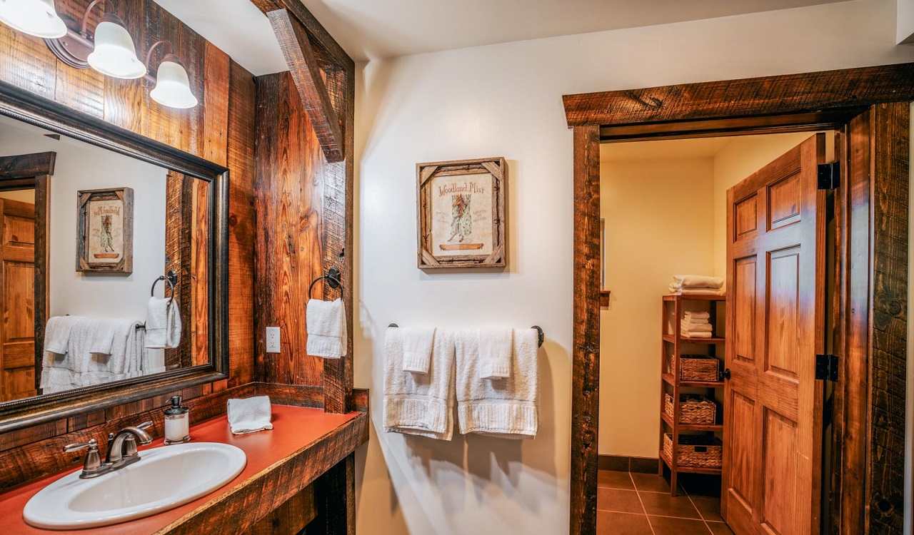 Rendezvous Cabin #1- Private King with Ensuite Bathroom